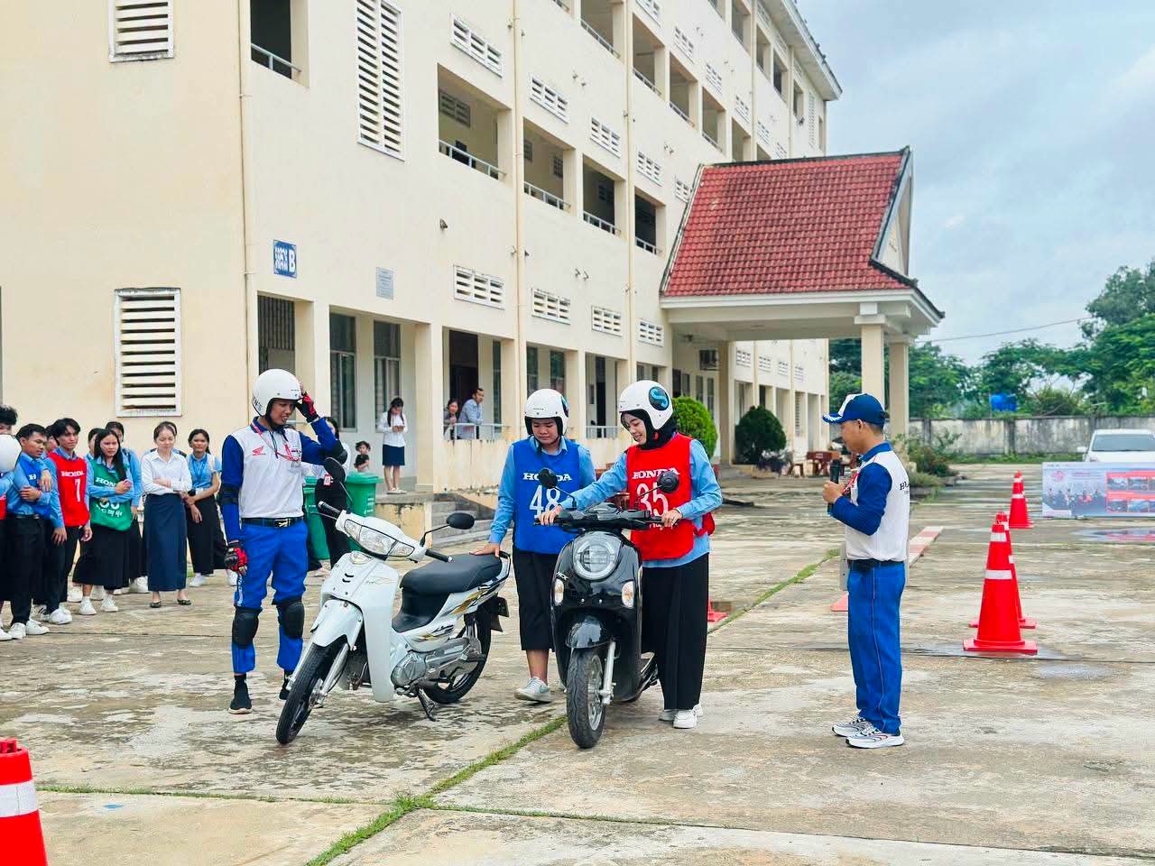 ពិធីផ្សព្វផ្សាយច្បាប់ចរាចរណ៍ និងបច្ចេកទេសបើកបរទោចក្រយានយន្ត — រូបភាពទី4