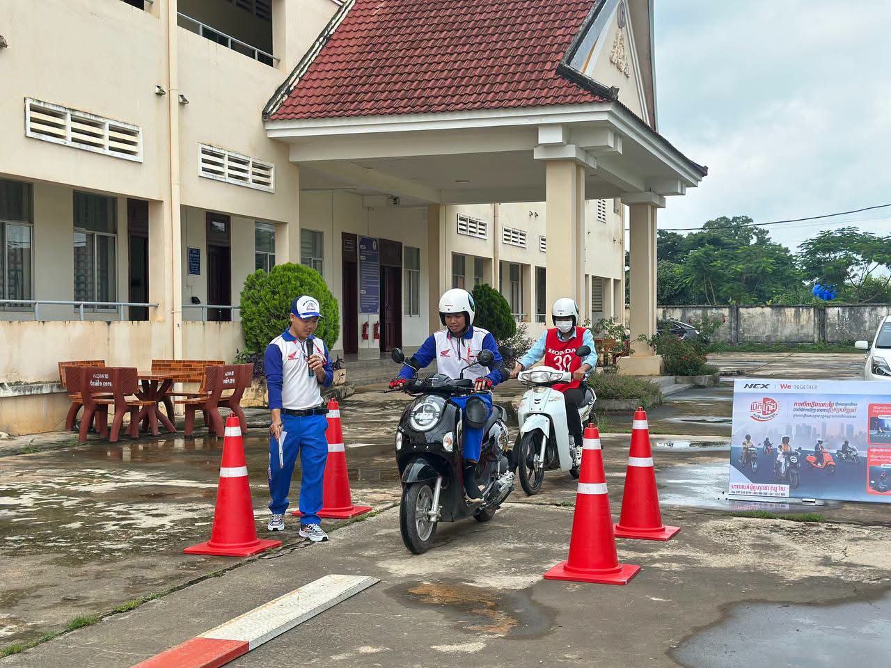 ពិធីផ្សព្វផ្សាយច្បាប់ចរាចរណ៍ និងបច្ចេកទេសបើកបរទោចក្រយានយន្ត — រូបភាពទី15